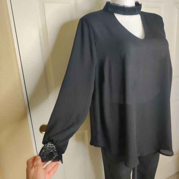 Torrid Georgette lace trimmed mock neck keyhole blouse sz 3 - Picture 4 of 12